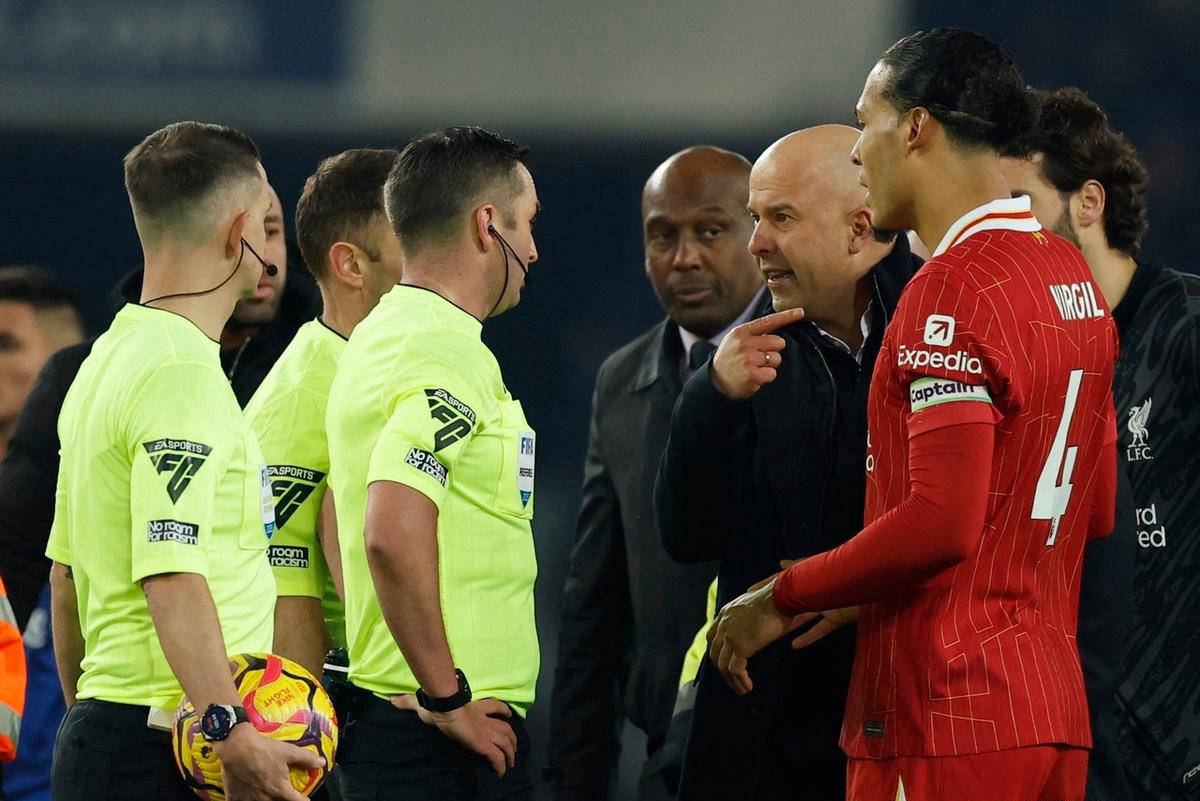 利物浦球员被罚下场,球队陷入困境的简单介绍 利物浦球员被罚下场,球队陷入困境的简单介绍