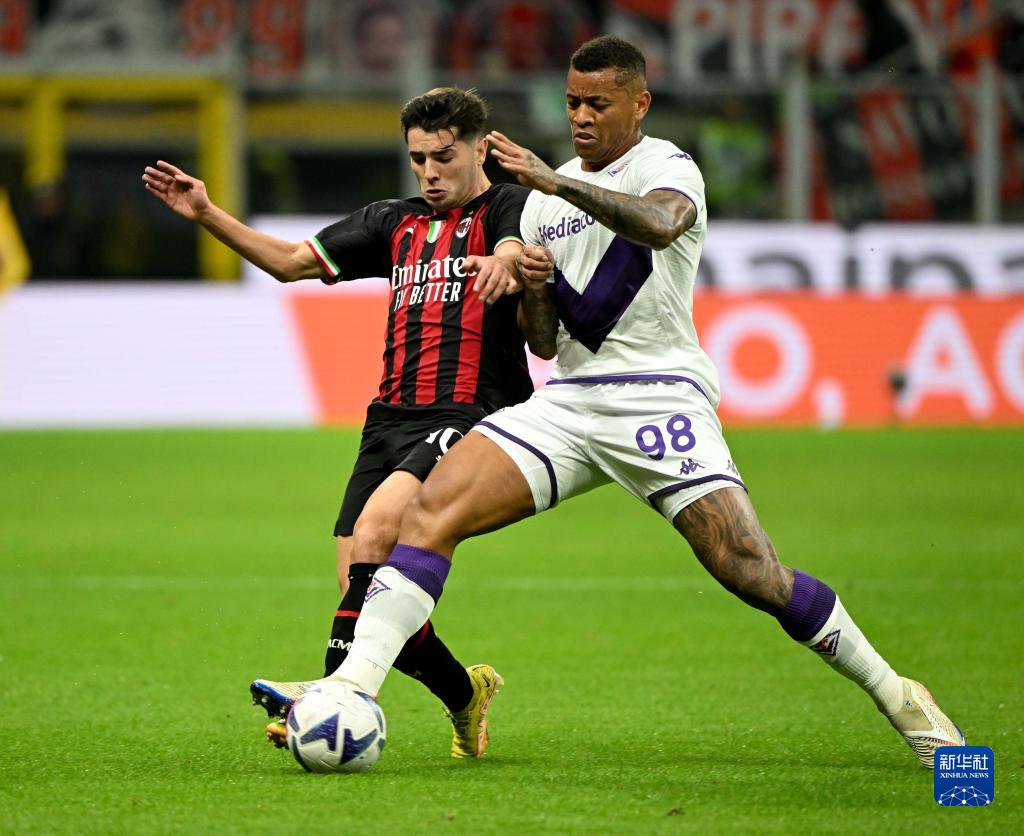 佛罗伦萨球员集体训练备战下一场比赛 佛罗伦萨球员集体训练备战下一场比赛