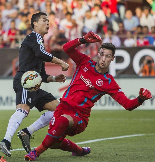 埃瓦尔主场大胜,登顶战绩榜 埃瓦尔主场大胜,登顶战绩榜