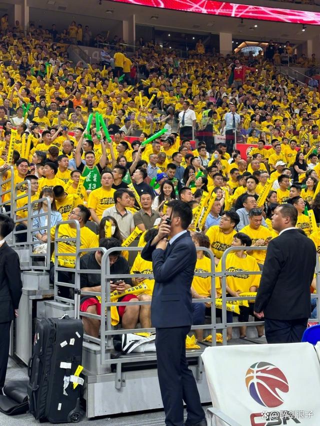 现场观众对球员表现持续热情鼓励 现场观众对球员表现持续热情鼓励