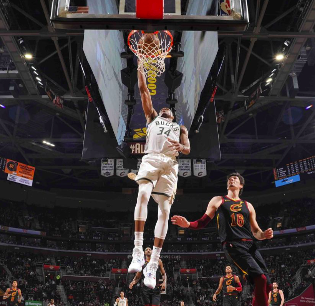 骑士碾压雄鹿，克莱高光表现的简单介绍