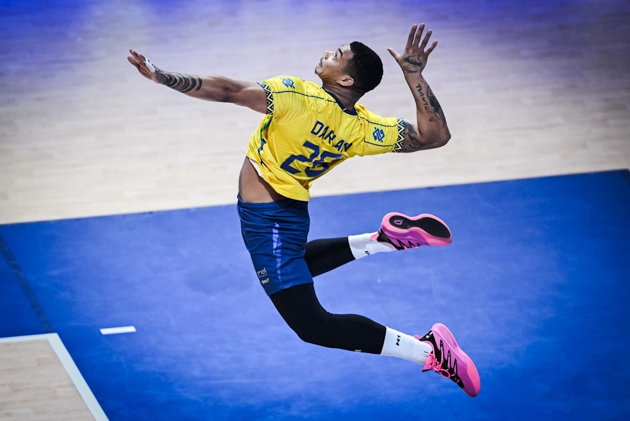 精湛技术打造完美进球，助球队扭转颓势