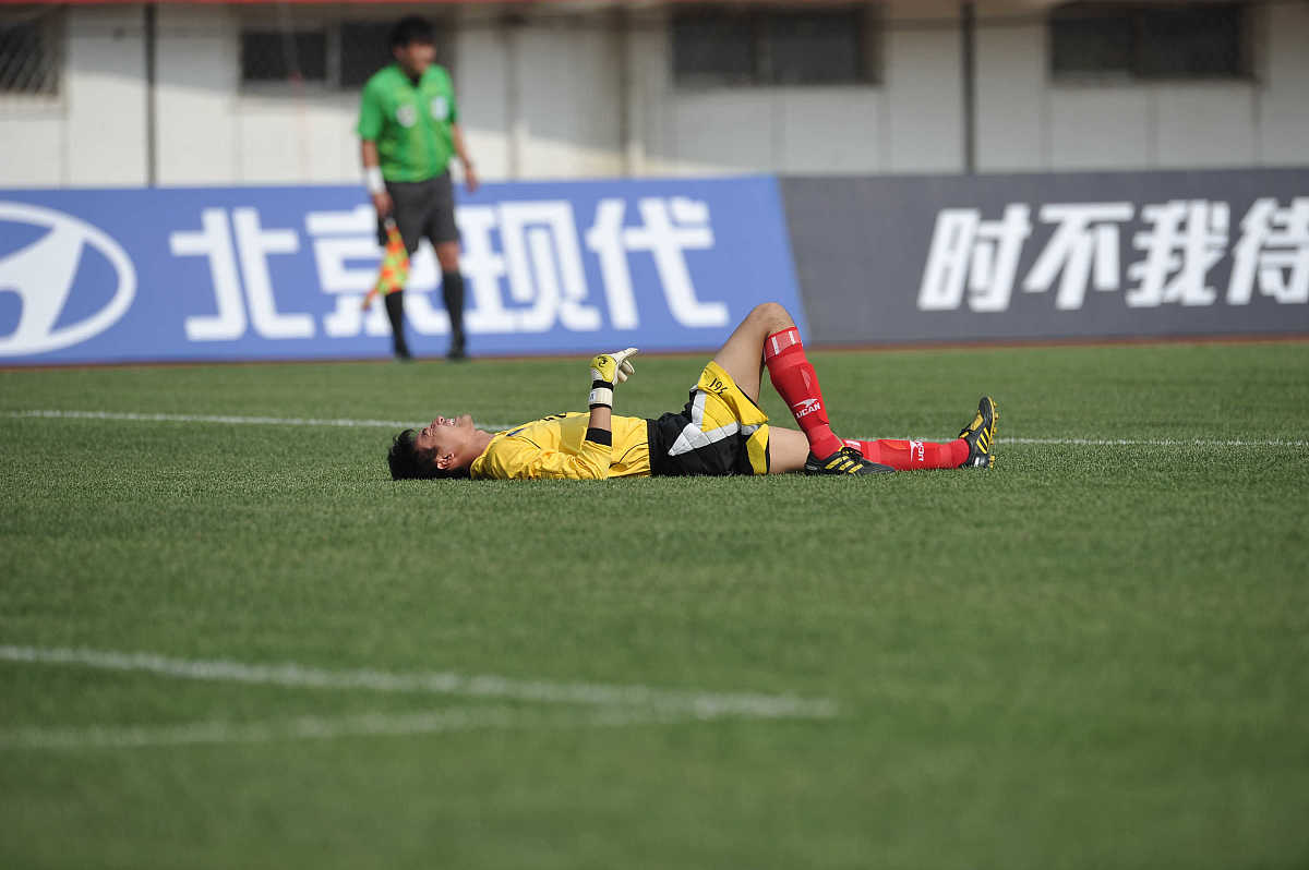 精湛技术打造完美进球，助球队扭转颓势