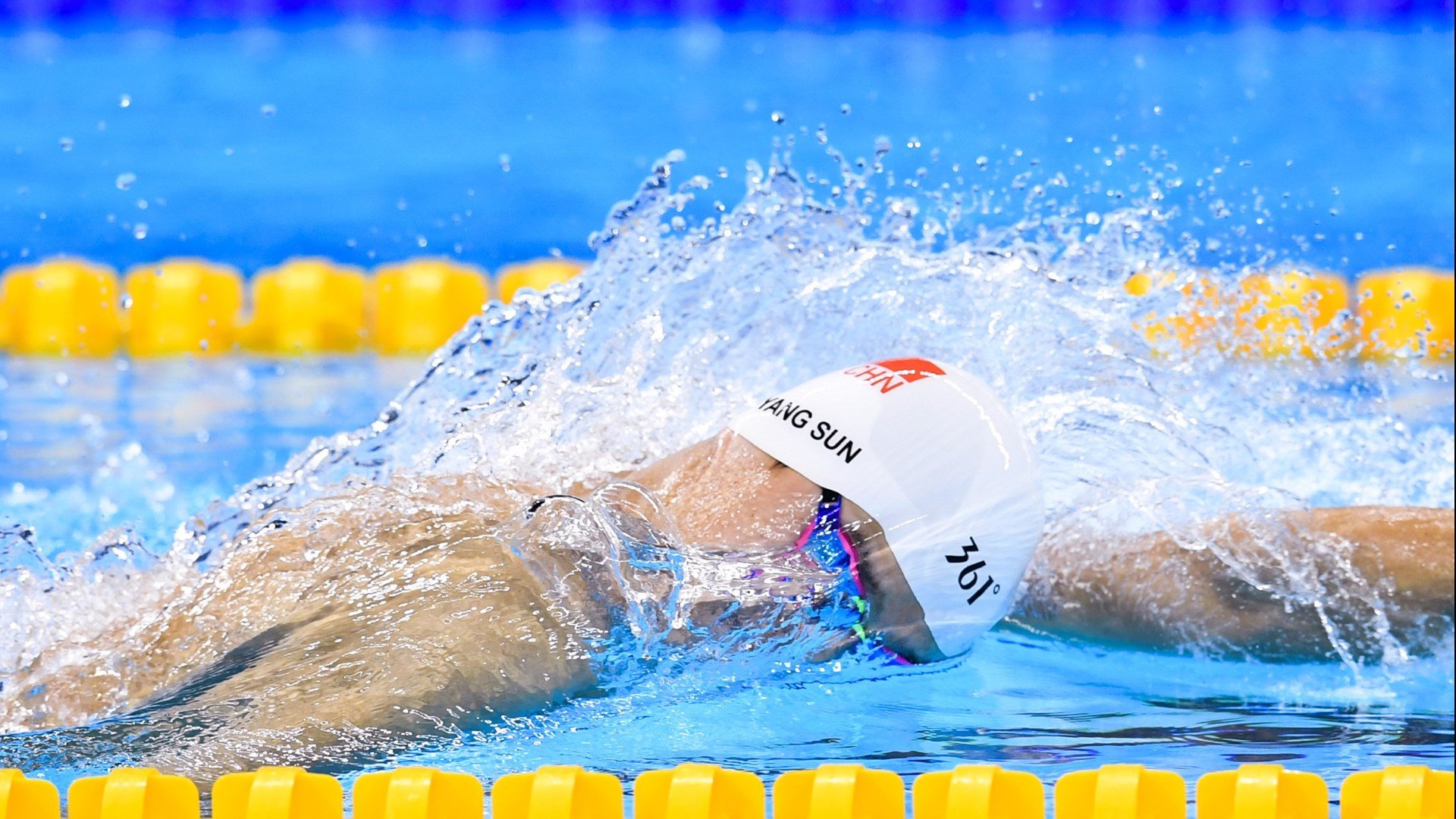 跨界奇迹夜！当灰熊铁蹄踏碎盐湖城，利拉德却在诺坎普的草皮上投进制胜三分