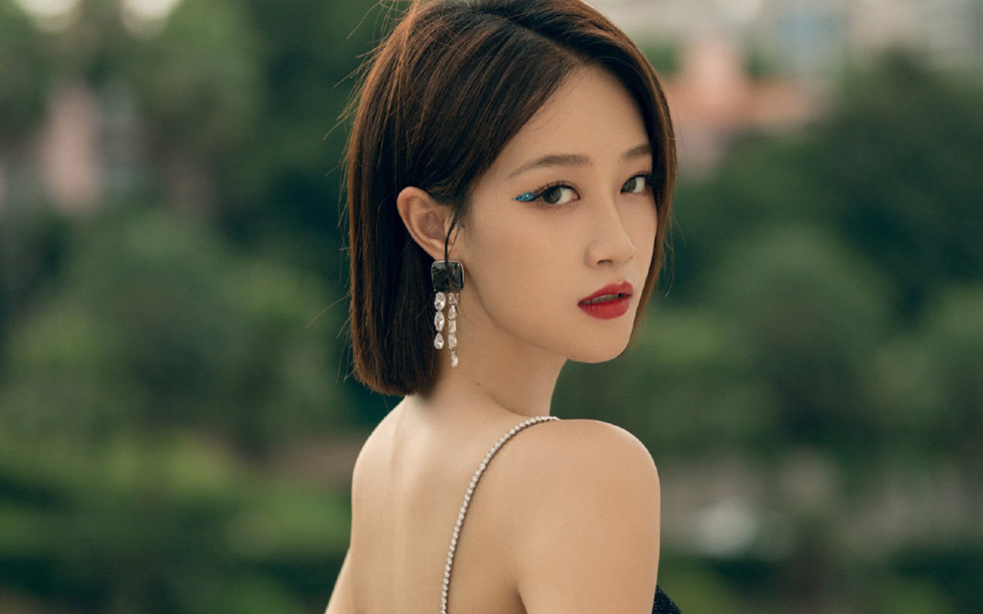 平行宇宙的碰撞，当摩纳哥在绿茵场攻坚智利，库尔图瓦在NBA总决赛守住传奇